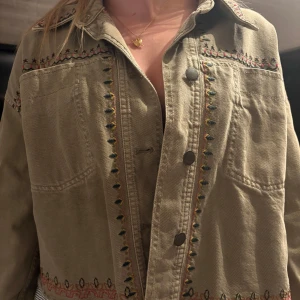 Grön jeansjacka - Snygg grön vår/höst jeansjacka! Älskar den men har inte fått någon användning av den på senaste💚