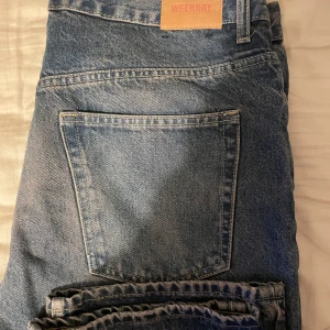 Blåa Weekday Galaxy jeans - Säljer ett par klassiska blå bagy jeans från Weekday, modell Galaxy.  Storlek 34:32 