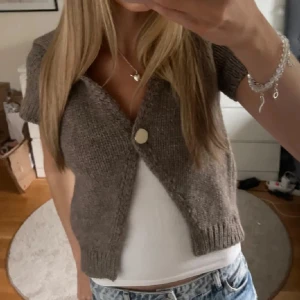 Stickad kofta från Zara  - En jättesnygg stickad kofta från Zara med en knapp! Perfekt nu mot hösten 😍