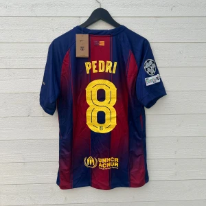 Pedri FC Barcelona Fotbollströja - Säljer en FC Barcelona fotbollströja med Pedri 8 på ryggen som är helt ny med prislapp!