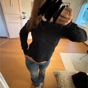 Mörkblå spetstopp från Holly & Whyte - Snygg tröja i storlek xs💞Endast använd ett par gånger så fortfarande i väldigt bra skick. 