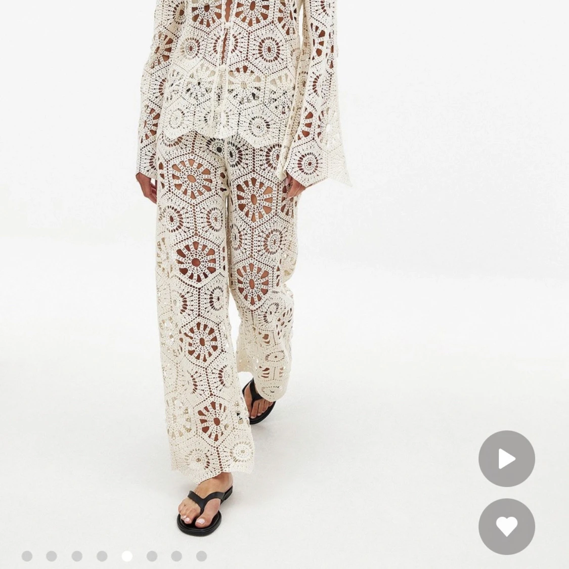 Vita virkade byxor med blommönster