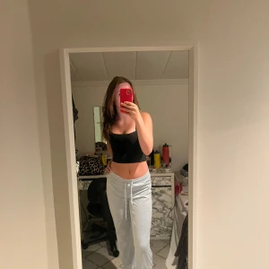 Ljusblå mjukisbyxor - Säljer mina ljusbåmjukisbyxor från Gina tricot. Byxorna har en loose passform och en typ bootcut vilket gör dem riktigt sköna. Perfekt till skolan eller att mysa i hemma.💞