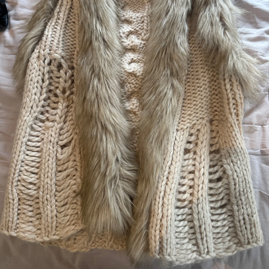 Beige stickad pälsväst med fluffig krage - 2