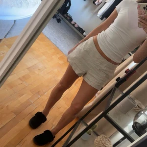 Beige linne-shorts från Bikbok - säljer då dom är lite för stora för mig. jag köpte dessa i butik för någon månad sen och dom är använda en gång. dom har en dragkedja där bak, men den syns knappt 💕💕 kolla gärna in min profil för bundle-rabatter!