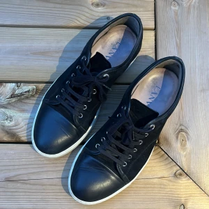 Lanvin sneakers  - Sneakers från Lanvin i mocka & nappaläder, strl 43.  Inköpta på Care of Carl. Tillverkade i mjuk mocka, med den karaktäristiska tåkappan i nappaläder som signaturdetalj. Storlek: US 9 / EU 43 Färg: svart 
