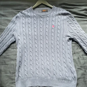 Blå kabelstickad tröja Morris  - Tröjan är i riktigt fint skick och har inga skador. Skriv gärna vid frågor