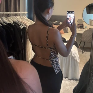 Leopardmönstrad topp med öppen rygg - Säljer en leopardmönstrad topp med smala axelband och öppen rygg. Banden är justerbara😊