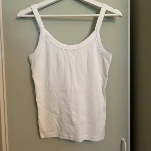 Vit ribbad linnetopp - vit linne med ribbad struktur. Från GinaTricot i storlek M 