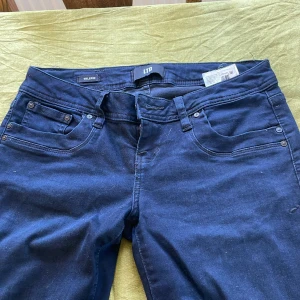 Mörkblå bootcut jeans från LTB - Snygga mörkblå jeans från LTB i modellen Valerie, med låg midja och bootcut-ben. Klassisk femficksdesign och tillverkade i mjukt jeansmaterial. Storleken är 26/30 och dem är i superfint skick och använda typ 2 gånger 