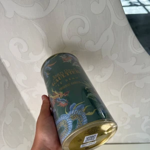 Jean Paul Gaultier Le Beau Paradise Garden 125ml - Säljer en Jean Paul Gaultier Le Beau Paradise Garden Eau de Parfum, 125ml. Flaskan kommer i en grön metalltub med guldiga detaljer och färgglada motiv av drake, blommor och påfågel. Designen är riktigt cool och sticker ut i hyllan.