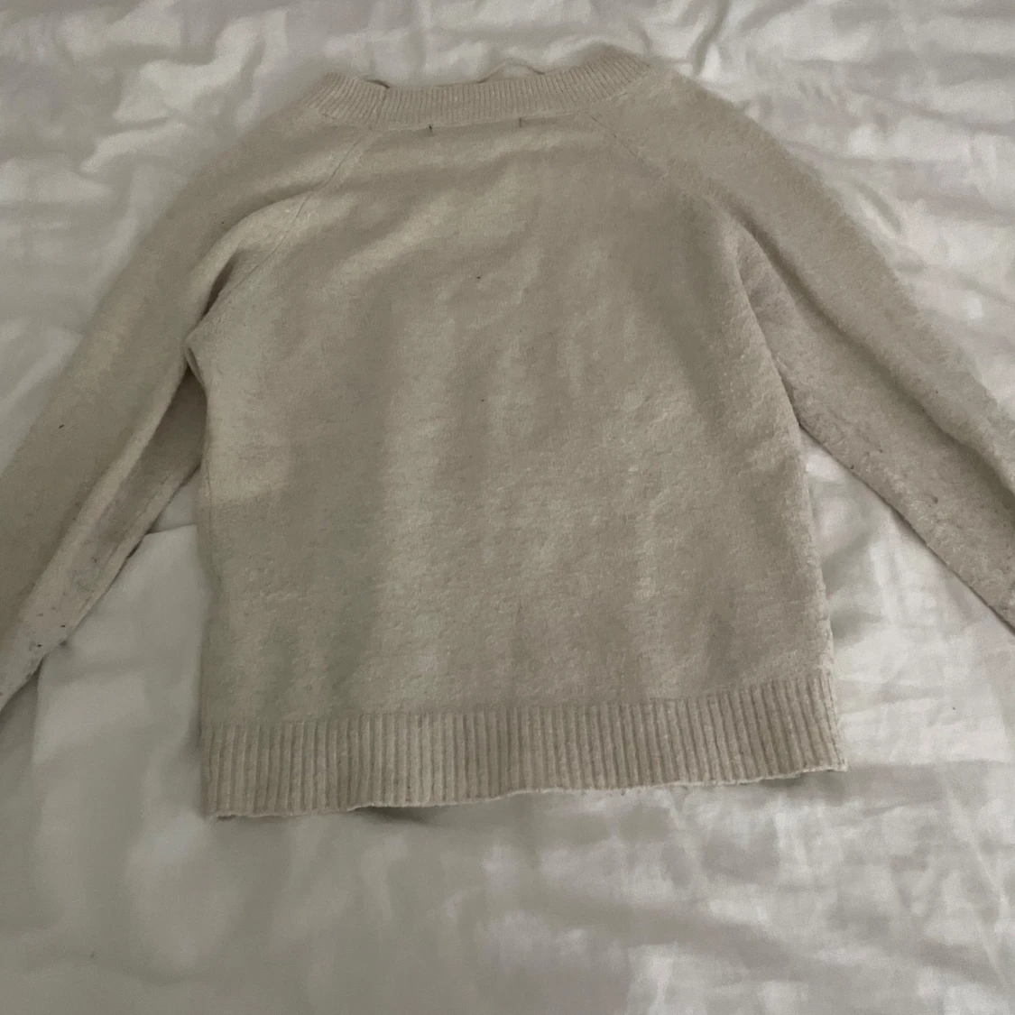 Beige stickad tröja med rund hals - 1