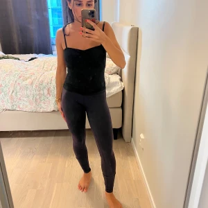 Svarta leggings från Lululemon - Säljer ett par svarta leggings från Lululemon, lite för långa för mig och därför inte fått användning för dem
