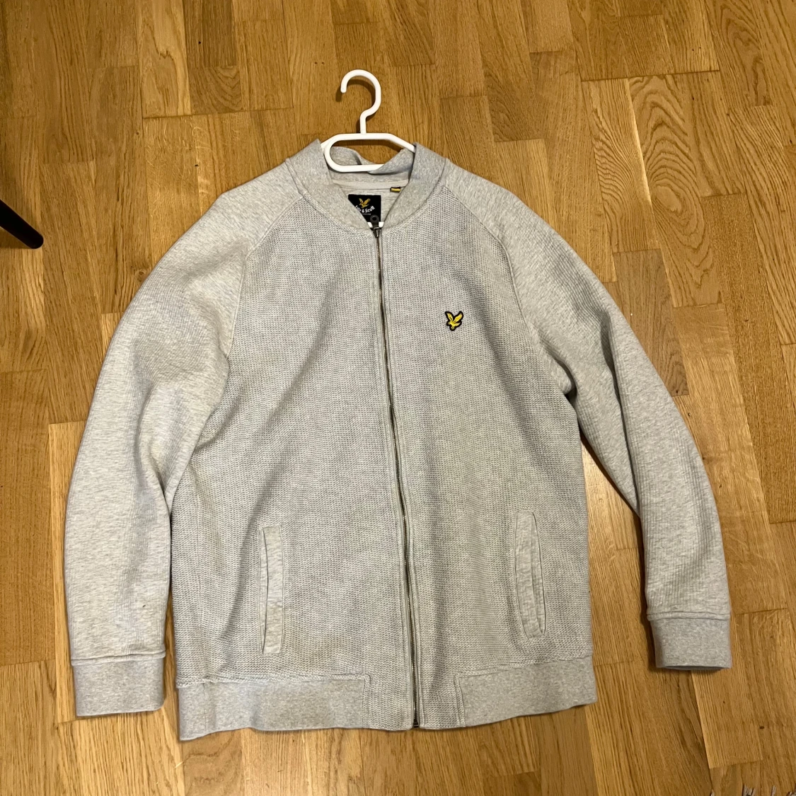 Grå kofta från Lyle & Scott