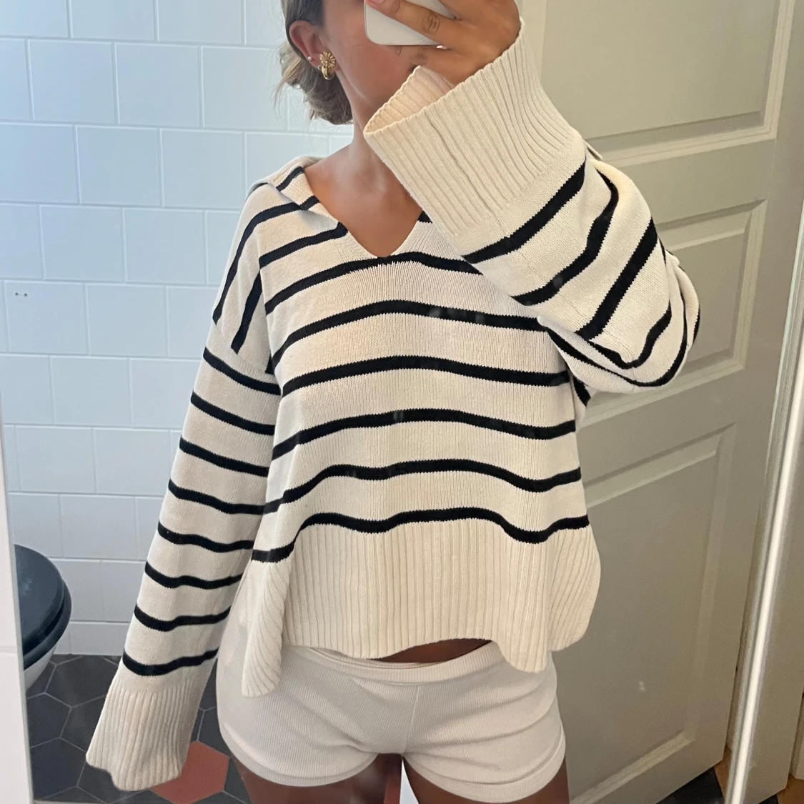 Randig stickad tröja med v-ringning