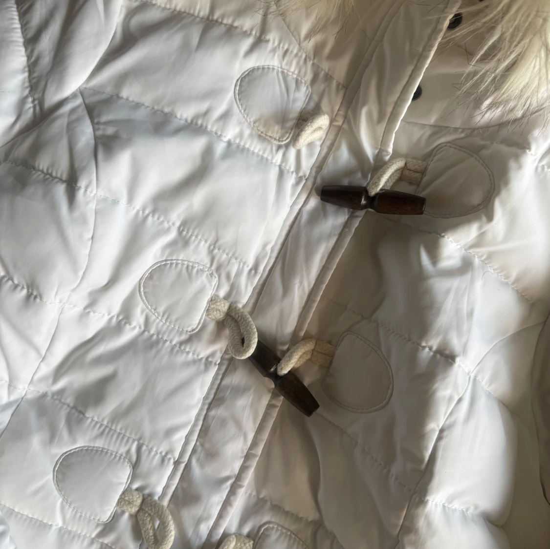 Vit pufferjacka från Abercrombie - 4
