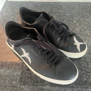 Arigato skor - Säljer dessa arigato sko då jag har ett par liknande. De är egentligen storlek 39 men är lite stora i storleken så skulle säga cirka 39.5-40. Supersnygga och stilrena! Passar till allt. Är i bra skick och går säkert tvätta upp dom ännu mer om man vill. Tveka inte att höra av er vid frågor och lägga gärna prisförslag 💕🩷