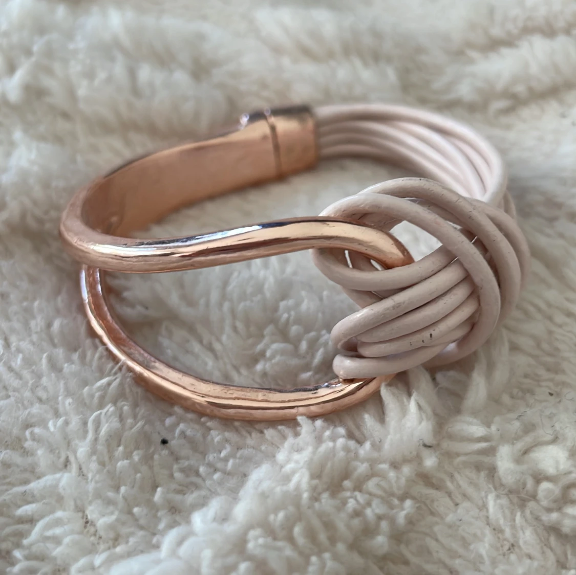 Två trendiga armband i rött och roséguld - 2