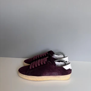 Saint Laurent skor - Säljer ett par snygga Saint Laurent skor i storlek 40, passar 41. Cond 8/10 märke på sidan av mockan, samt lös sömn baktill men annars mockan i väldigt bra skick! Medkommer endast skor