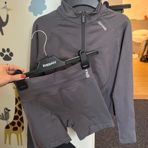 DFYNE set - Jättefint 3delat set från dfyne (allt i xs men passar större). Man får jättefin passform i shorts, tröja och topp❤️sååå skönt material och de gräver inte in någonstans🙏använt 1-2 gånger max men säljer då jag har alldeles för många gymkläder😅 slutsålt på hemsidan❤️ alla delar nya kostar närmare 2000 men mitt pris kan diskuteras (alla delar ingår)