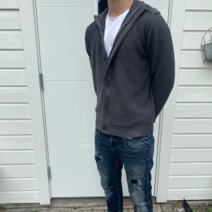 Stickad cardigan  - En sjukt fet stickad cardigan!🌤️ | Skick: 9,5/10 | Jag på bilden är 185 | Hör av dig vid fler funderingar!👊