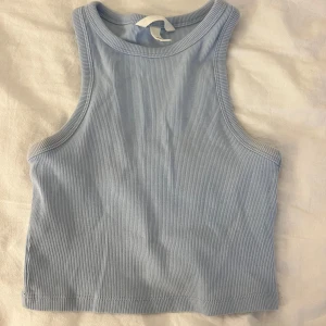 Ljusblå ribbad linnetopp H&M XS - Supersöt ljusblå ribbad linnetopp från H&M i storlek XS. Pris kan alltid diskuteras 🫶🏼