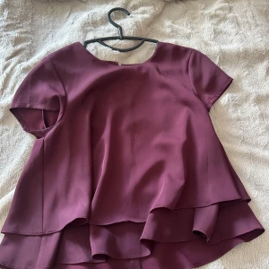 Vinröd Volang topp - Säljer en fin volang topp från kappahl💞💞Den är i storlek 38 men passar perfekt för mig som har storlek s!!