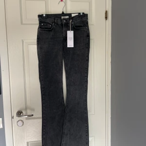 Grå bootcut jeans från Gina Tricot - Snygga grå bootcut jeans från Gina Tricot i modell med låg midja. Jeansen har klassisk femficksdesign och är tillverkade i ett mjukt denimtyg. Perfekta för dig som gillar en trendig och avslappnad look.helt nya