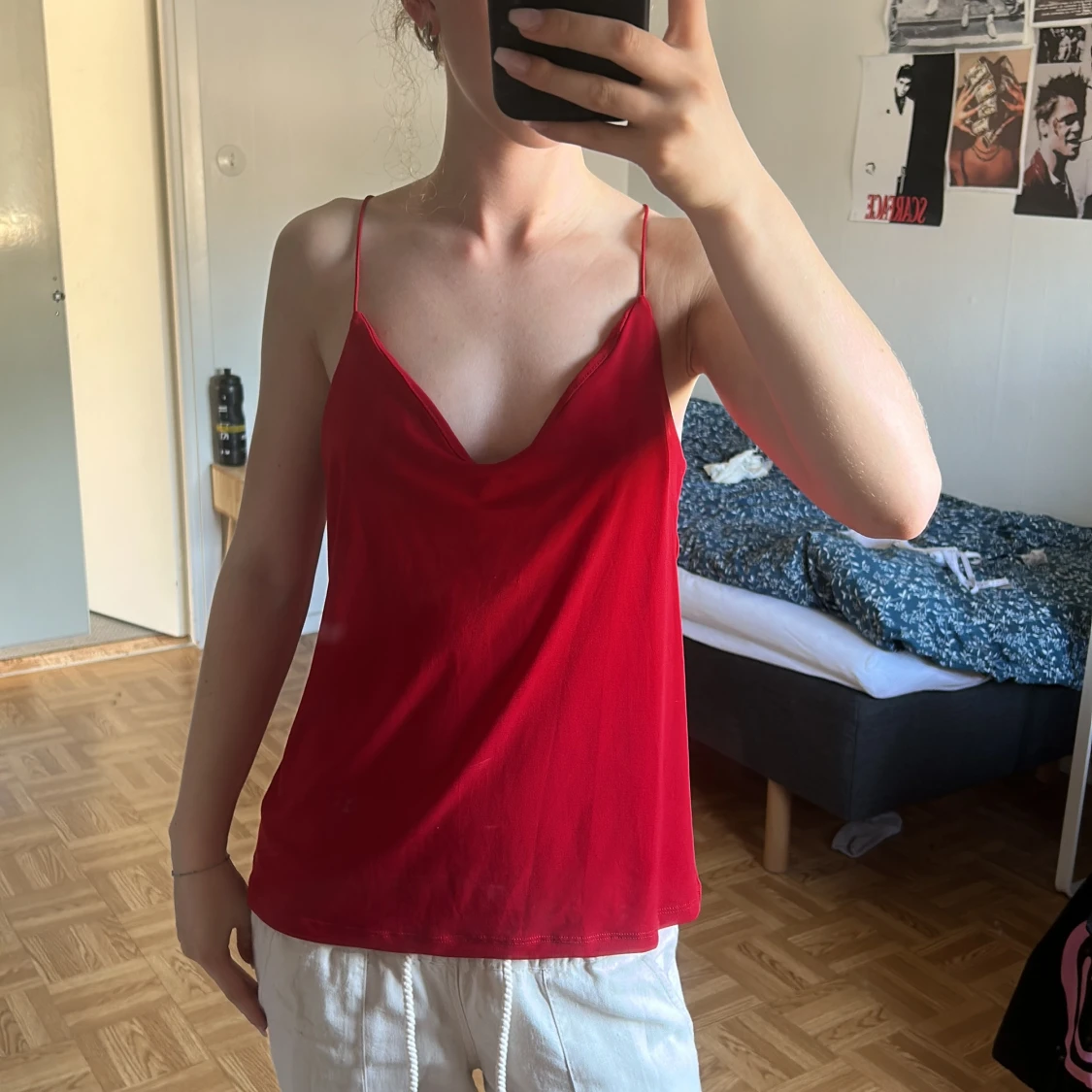 Röd linnetopp med tunna axelband