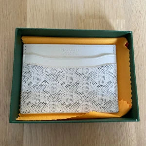 Plånbok  - Skick: 10/10, pris 300kr. Fraktar samma dag! Skriv vid fler funderingar🔥Allt på bilden medföljer.