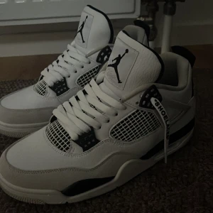Nike Air Jordan 4 military black  42 - Säljer ett par NIKE AIR JORDAN i clean vit och svart färg. Klassisk siluett med meshpaneler, skinn och coola detaljer som Jumpman-logga på plös och häl. Skorna har snörning och en chunky sula som ger grym streetkänsla. NORMAL PRIS CA 2500kr SÄLJER FÖR 1800