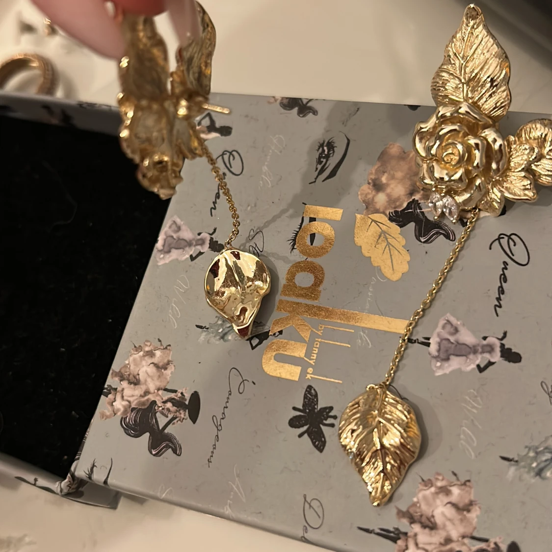 Guldiga örhängen med ros och löv från Ioaku - 3