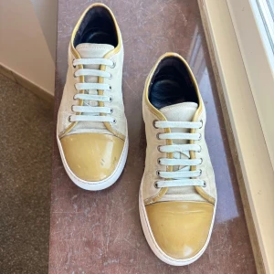 Beige lanvin sko - Säljer mina ruskigt snygga lanvins. Skorna har en unik färg, som är helt perfekt till sommarn. Strl är uk 6, vilket motsvarar ca 40-41. Skicket är mkt bra, förutom en liten defekt längst fram på ena skon ( går säkert bort ej testat ta bort det). Hör av er om ni har frågor!