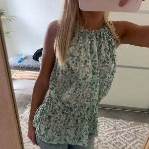 Snygg topp H&M - Såå fin o somrig topp från Hm!❤️‍🔥😙😙storlek S! Jätte fint skick och väldigt unik, postar senast dagen efter