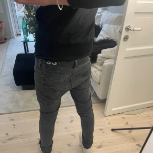 Dondup jeans - Eftertraktade Dondup jeans | storlek 32-sitter mindre | Modellen George | Knappt använda | Kom privat för fler frågor eller bilder!