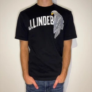 J.Lindeberg T-shirt - T-shirt från J.Lindeberg | Skick: 10/10 | Storlek: S (passar M) | Nypris: 1699kr | Säljer för 699kr | Spårbar frakt via Postnord eller Instabox (ej inkluderat) | Hör av dig vid frågor eller funderingar
