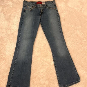 Levi's 518 Superlow Bootcut Jeans - Snygga blå Levi's 518 Superlow Stretch jeans med bootcut. Låg midja och klassisk femficksdesign. 🥰