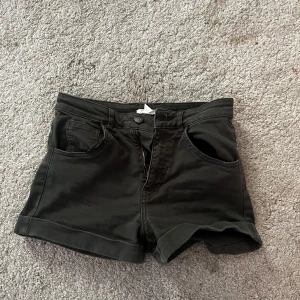 Gröna jeansshorts med hög midja - Ett par gröna jeansshorts från H&M