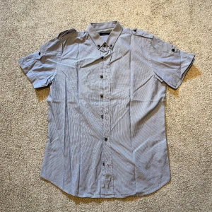 Randig kortärmad skjorta Matinique - Snygg kortärmad skjorta från Matinique i diskret blåvitt randigt mönster. I storlek M,  säljer även massor fler skjortor för bra pris i min profil