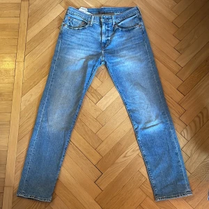 Levi's 502 - Levis 502 jeans. Knappt använda; inga defekter. Säljer då jeansen helt enkelt inte passar längre.