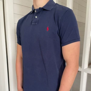 Ralph lauren pike - Säljer denna snygga Ralph lauren pike som är i mycket bra skick, storlek L modell custom fit, hör gärna av dig vid frågor!