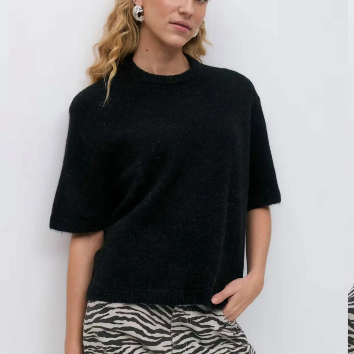 Svart stickad kortärmad tröja