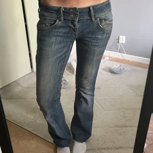 Lågmidjade jeans - skiiitsnygga tommyhilfigher jeans, jag är 170 o brukar ha 36🤌🤌