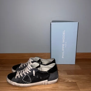 Philippe Model svarta sneakers - Säljer nu ett par Philippe model skor i strl 44. Skorna är i ett fräscht skick perfekt för dig som är ute efter ett bar stilrena dojor. Vid snabb affär kan priset skiljas!