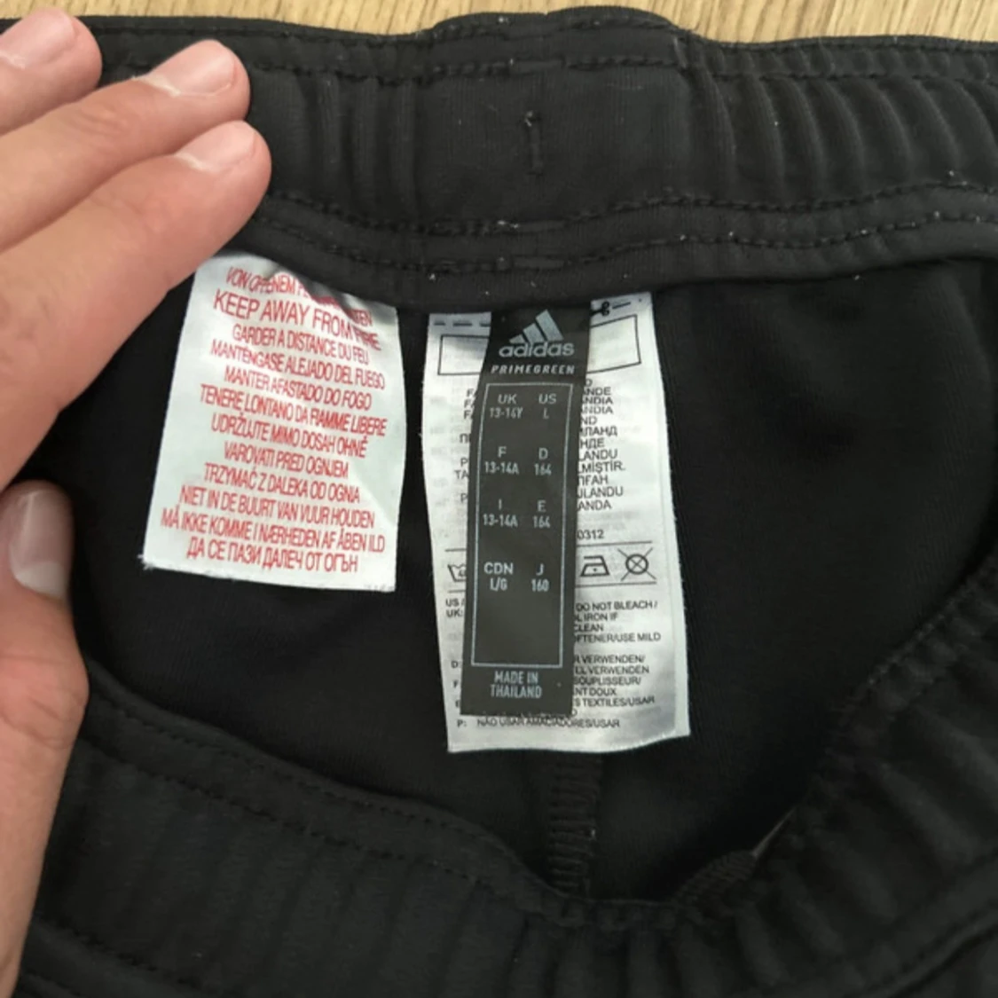 Svarta Adidas mjukisbyxor med ränder - 1