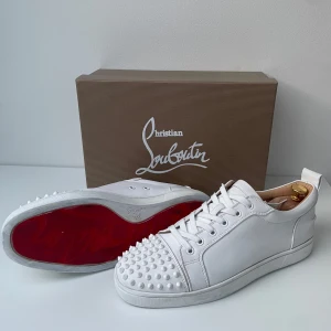 Christian Louboutin skor - Tja, säljer dessa feta par vita louboutins i storlek 44. Varsamt använda och är i gott skick. Kan absolut gå ner i pris vid intresse. Allt på bilderna med följer. Hör av er vid frågor eller funderingar!
