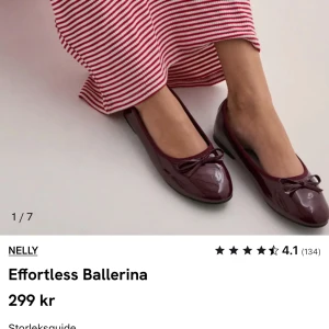 Vinröda ballerinaskor från Nelly - Glansiga vinröda ballerinaskor från Nelly med rund tå. HELT OANVÄNDA, boxen medföljer. Köpte ett annat par ballerina så dessa har bara legat i rummet, därför säljer ja de lite billigare 😍 