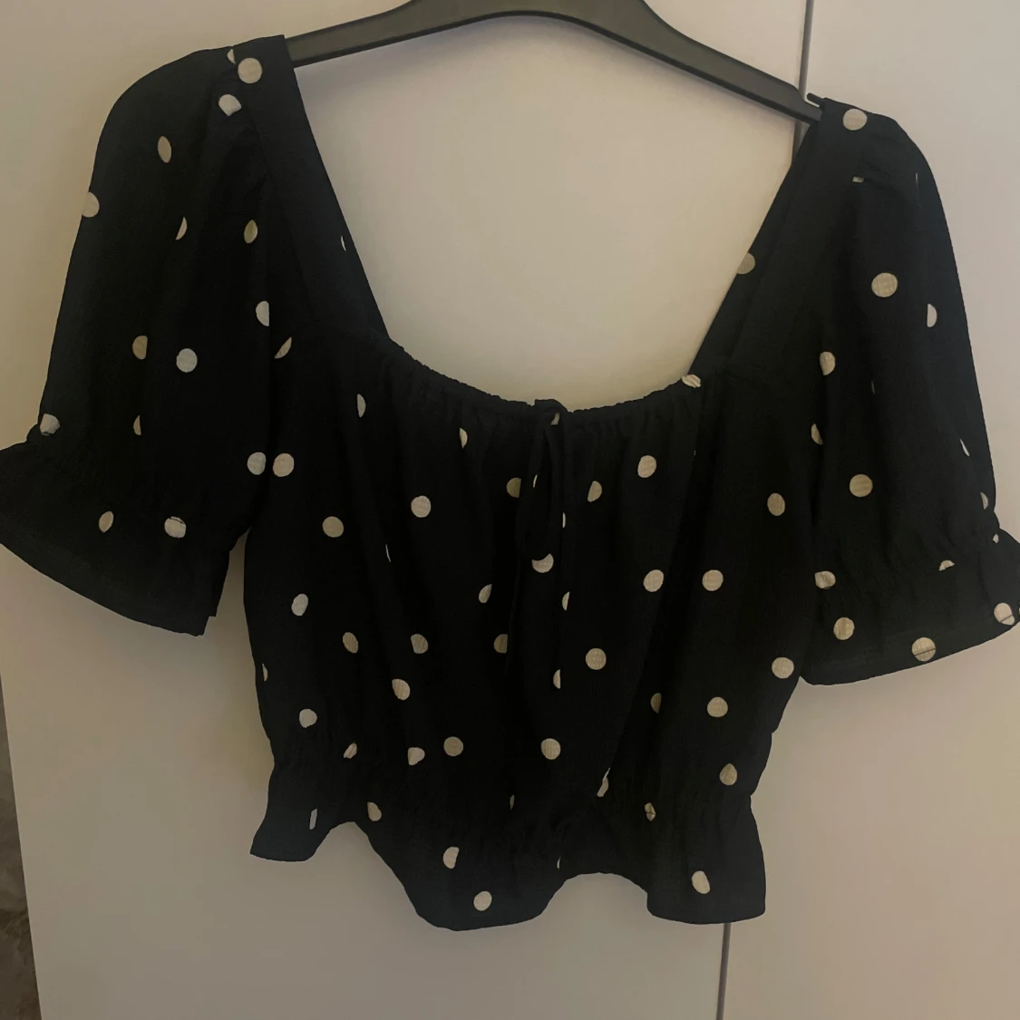 Svart prickig blus från H&M