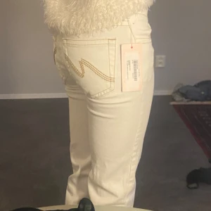Oanvända vita jeans från Nelly❤️  - Snygga vita jeans från Nelly, S.32🤗Passar på mig som är 162 lång och kan ha XXS-S🥰                    Lappen är fortfarande kvar och aldrig använda mer än provade på🥰                                                                               Priset kan gå att diskuteras🤗(Nypris 700)