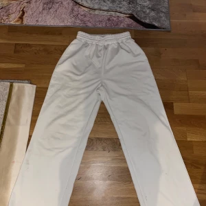 Vita mjukisbyxor från SHEIN - Vita mjukisbyxor från SHEIN med elastisk midja och raka ben. Byxorna är i mjukt material och har en avslappnad passform, perfekta för chill dagar. Klassisk look i helvitt som är lätt att matcha med hoodies eller crop tops.